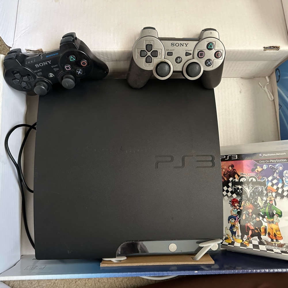 Sony PlayStation PS3 With Two Controllers and Two Kingdom Hearts Games - Picture 3 of 3